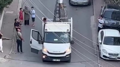 Kocaeli’nin Çayırova ilçesinde ayağı teldeki beze takılarak çırpınan güvercin, kamyonetin