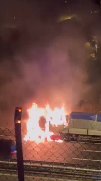 TEM’de seyir halindeki tır alevlere teslim oldu TEM Otoyolu’nun Kocaeli geçişinde seyir halindeki tırın kupası alev alev