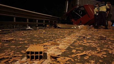 TEM Otoyolu’nun Bolu Dağı Tüneli çıkışında kontrolden çıkan bir tır,