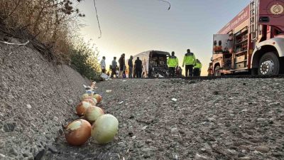 TEM Otoyolu’nun Bolu geçişinde yolcu otobüsü ile soğan yüklü kamyonun