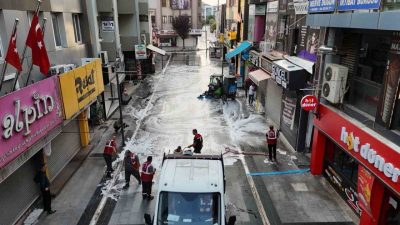 Düzce Belediyesi tarafından başlatılan temizlik seferberliği mahallelerde devam ederken şehir