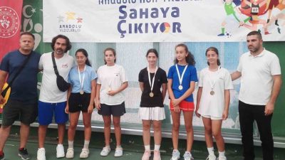 Analig tenis kız ve erkek grup müsabakalarında Düzceli sporcular 10