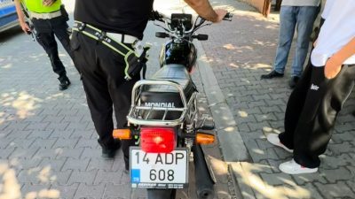 Bolu’da D-100 kara yolunda motosikletleriyle akrobatik hareketler yaparak kilometrelerce yol