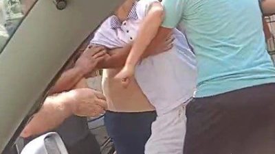 Kocaeli’nin Gebze ilçesinde trafikte yol verme tartışması saldırıya dönüştü. Bir