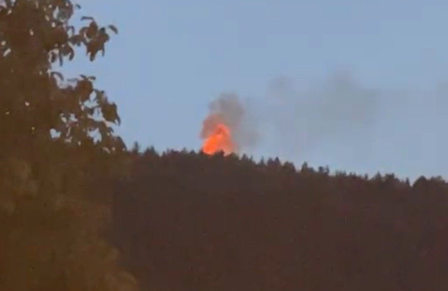 Kastamonu’nun Azdavay ilçesinde türbede çıkan yangın, ormanlık alana sıçradı. Yangın,