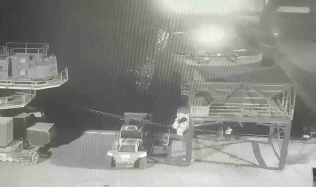 Balıkesir’in Marmara Adası açıklarında parçalanan yata çarptığı düşünülen kuru yük