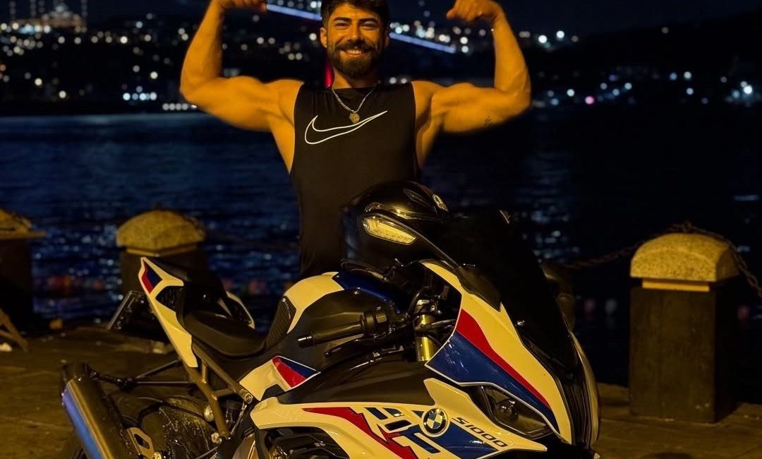 Ünlü motor tutkunu geçirdiği kazada hayatını kaybetti Kocaeli’de motosikletle tırın çarpıştığı kazada sosyal medya fenomeni Deniz Servan