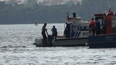 Kocaeli’nin İzmit ilçesinde vatandaşların denizin üzerinde bir insanın hareketsiz durduğu