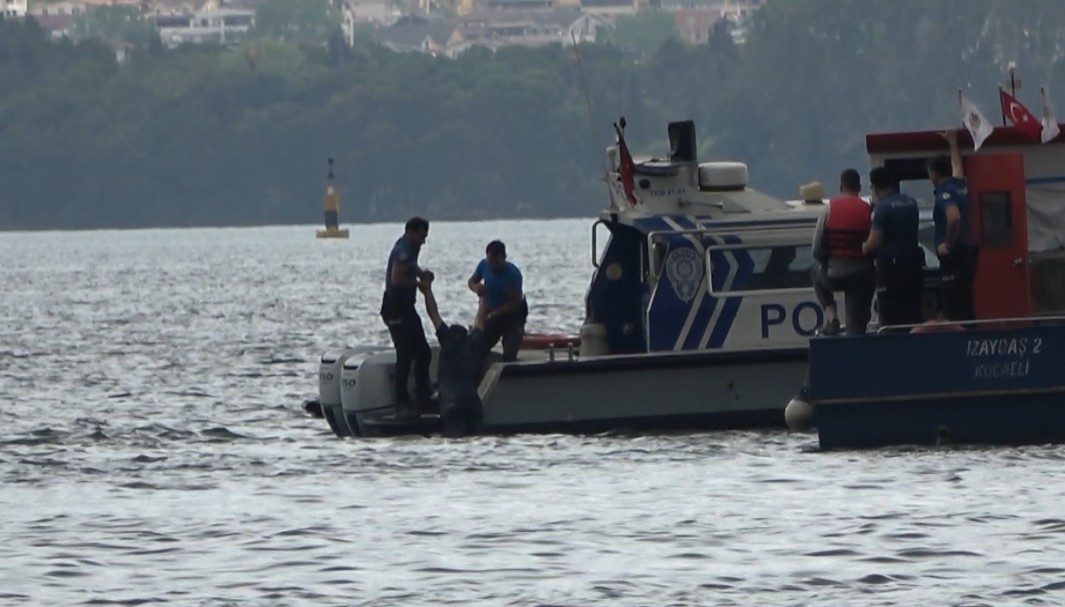 Vatandaşlar fark etti, deniz polisi kurtardı Kocaeli’nin İzmit ilçesinde vatandaşların denizin üzerinde bir insanın hareketsiz durduğu