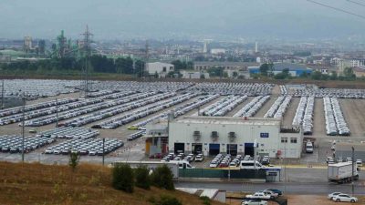 Kocaeli’de Hyundai’nin, araçlarını doludan korumak için ses bombası kullanarak yağmur