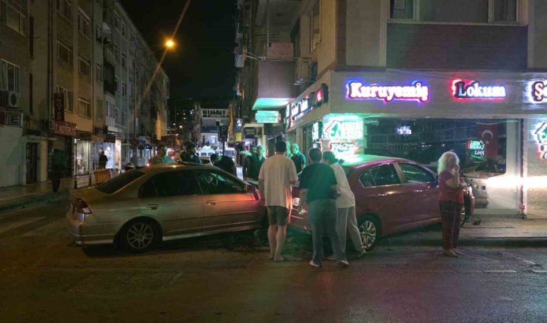 Yalova’da çarpışan iki otomobil kuruyemiş dükkanına girdi Yalova’da iki caddenin kesiştiği noktada çarpışan iki otomobil, kuruyemiş dükkanına