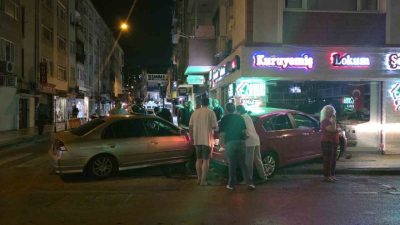 Yalova’da iki caddenin kesiştiği noktada çarpışan iki otomobil, kuruyemiş dükkanına