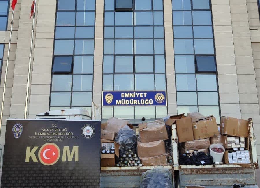 Yalova’da kaçakçılık operasyonu: 3 gözaltı Yalova’da polis tarafından düzenlenen operasyonda kaçak tütün ve elektronik cihazlar