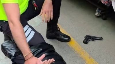 Sakarya’da yaz sıcağında motosiklet üzerinde montla dolaşan bir kişi, polis