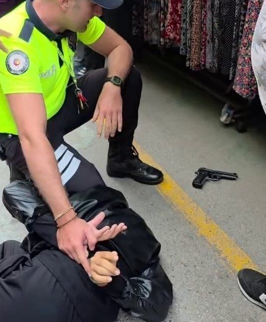 Sakarya’da yaz sıcağında motosiklet üzerinde montla dolaşan bir kişi, polis