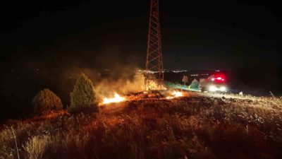 Bilecik’te dün gece bir yüksek gerilim hattı altında çıkan yangın