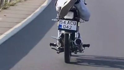 Sakarya D-650 kara yolunda motosiklet üzerine yatarak seyir halinde olan