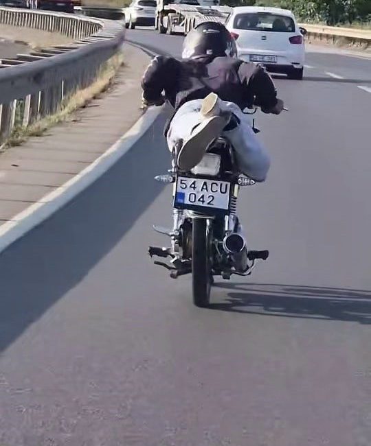 Yürekleri ağıza getiren tehlikeli sürüş: “Kendileri geberiyor, diğer sürücülerin de başını yakıyorlar” Sakarya D-650 kara yolunda motosiklet üzerine yatarak seyir halinde olan