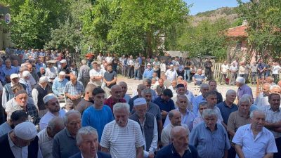 Kastamonu’nun İhsangazi ilçesinde bir araya gelen yüzlerce vatandaş, yağmur duası