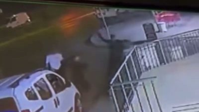 Kocaeli’nin Darıca ilçesinde 10 yerinden bıçaklanan şahıs yaralanırken, olay anı