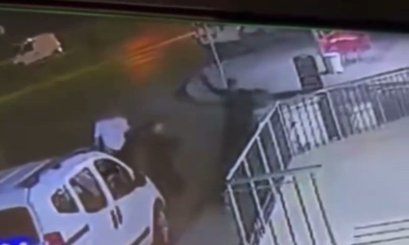 Kocaeli’nin Darıca ilçesinde 10 yerinden bıçaklanan şahıs yaralanırken, olay anı