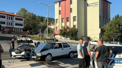 Bolu’da D-100 kara yolunun Gerede ilçesi geçişinde ışıklı kavşakta iki