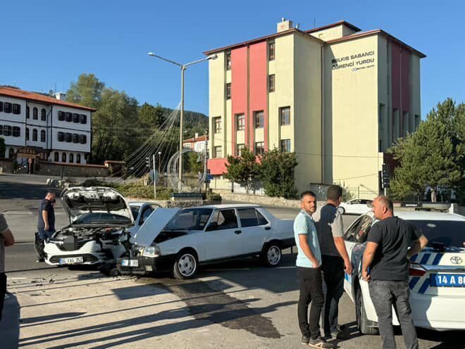 Bolu’da D-100 kara yolunun Gerede ilçesi geçişinde ışıklı kavşakta iki