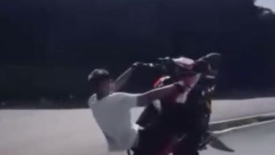 Sakarya’nın Karasu ilçesinde motosikletiyle trafikte akrobatik hareketler yaparak hem kendi