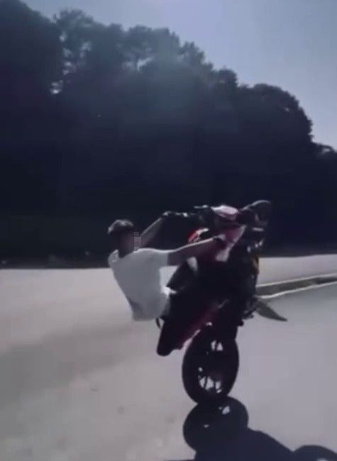 Sakarya’nın Karasu ilçesinde motosikletiyle trafikte akrobatik hareketler yaparak hem kendi