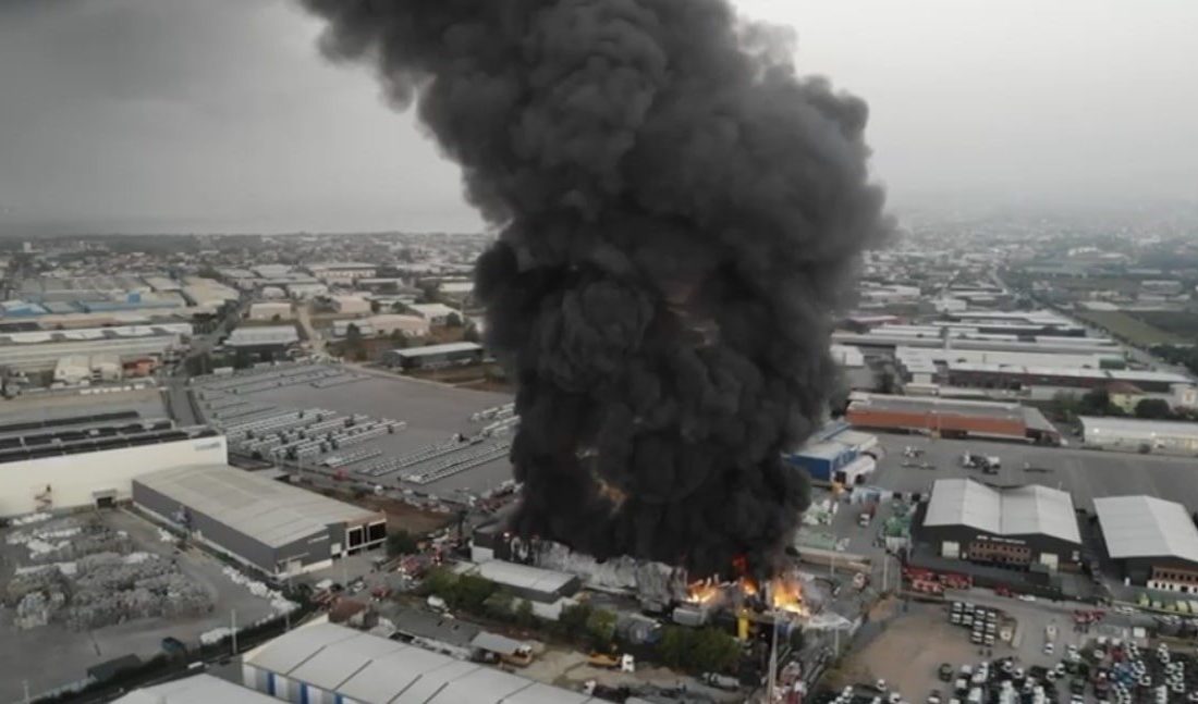 Kocaeli’nin Başiskele ilçesinde yangının çıktığı lojistik deposuna yaklaşık 2 saattir