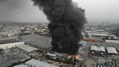 Kocaeli’nin Başiskele ilçesinde yangının çıktığı lojistik deposuna yaklaşık 2 saattir