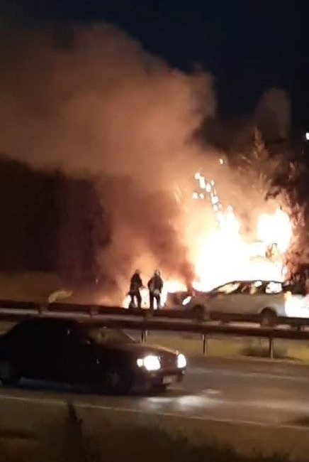 Kocaeli’nin Gebze ilçesinde seyir halindeki otomobil alevlere teslim oldu. İtfaiye