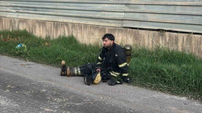 Kocaeli’nin Başiskele ilçesindeki lojistik deposunda 3 saattir süren yangın, itfaiye