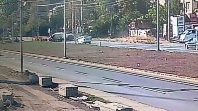 Sakarya’nın Kocaali ilçesi D010 karayolunda bir otomobilin kırmızı ışıkta bekleyen