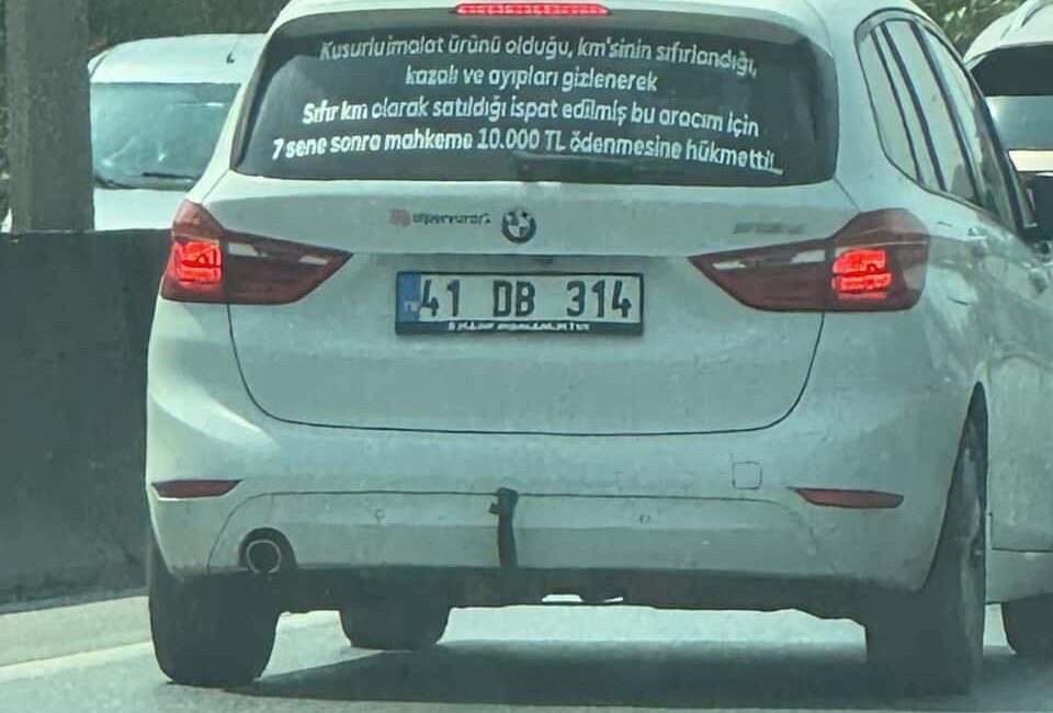Arabasının arkasına yazdığı yazıyı gören dönüp bir daha bakıyor Kocaeli’de bir sürücü, sıfır kilometre diye satın aldığı BMW marka