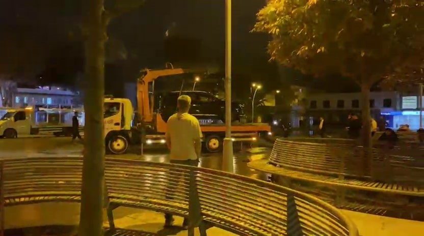 Sakarya’nın Adapazarı ilçesinde alkollü olduğu öne sürülen sürücü, aracıyla süs