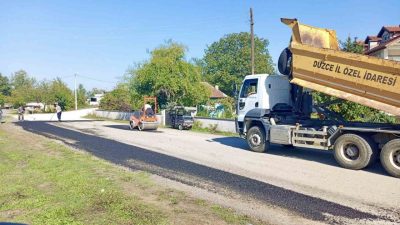 DÜZCE (İHA) – Düzce’de bazı yollarda oluşan çukurların kapatılması için