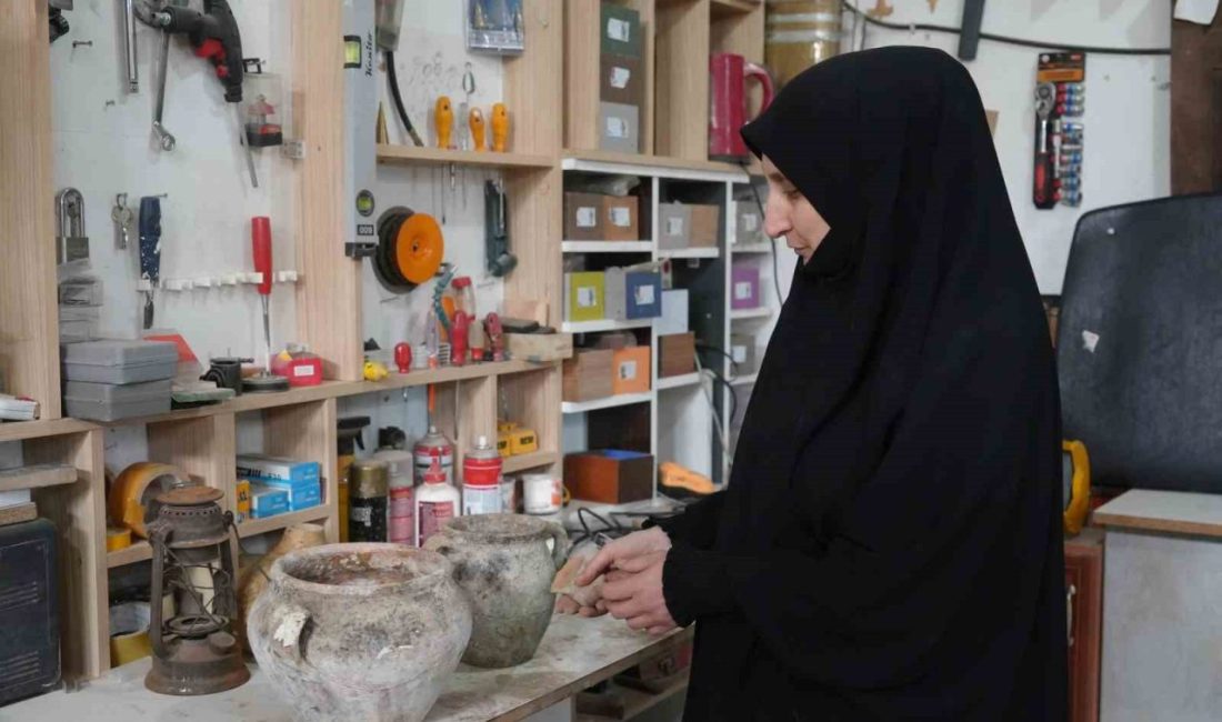 Kastamonu’nun Taşköprü ilçesinde yaşayan kadın, sokaktan topladığı atık malzemeleri eşinin