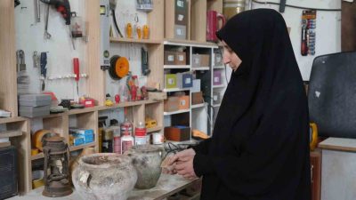 Kastamonu’nun Taşköprü ilçesinde yaşayan kadın, sokaktan topladığı atık malzemeleri eşinin