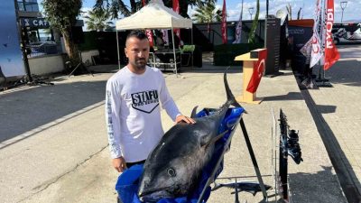 Yalova’da sportif balıkçı Selçuk Koşar, Ege Denizi’nde avladığı orkinosları bu