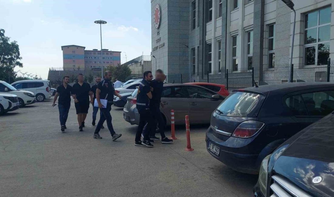 Kocaeli’nin Gebze ilçesinde bir babaya, çocuklarının gözü önünde tokat atan