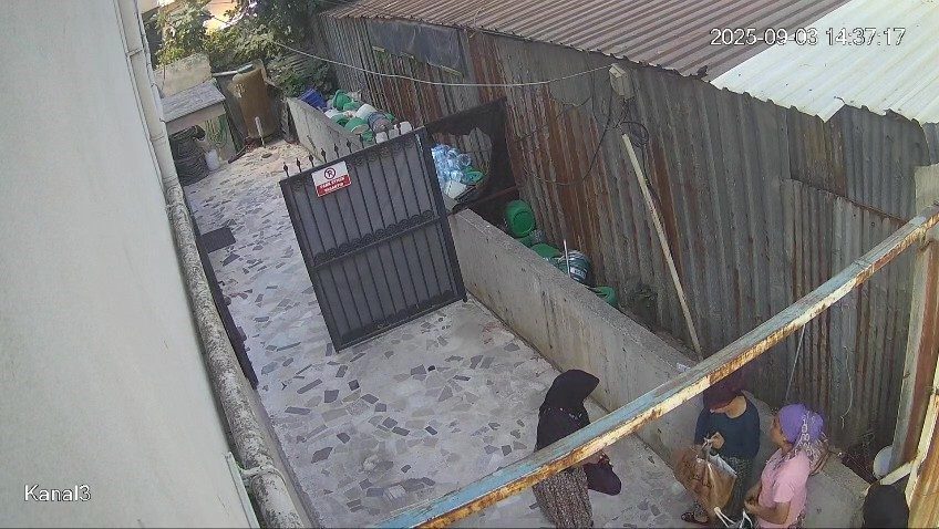 Kocaeli’nin Darıca ilçesinde 3 kadın, ara sokaktaki bir evin bahçesinde