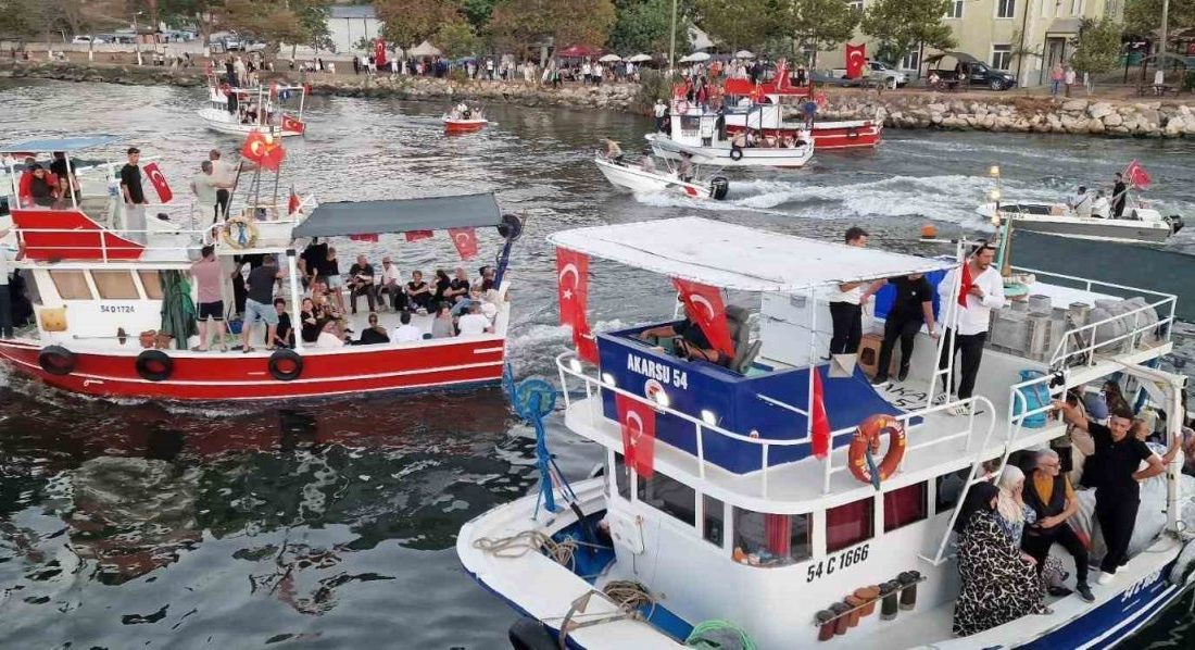 Balıkçılar av sezonunun açılmasını teknelerde meşale yakarak kutladı Balık sezonunun başlaması ile birlikte Sakaryalı balıkçılar, gerçekleşen tören eşliğinde