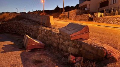 Bilecik’te seyir halinde kontrolden çıkan otomobil beton bariyerlere çarparak durabilirken,