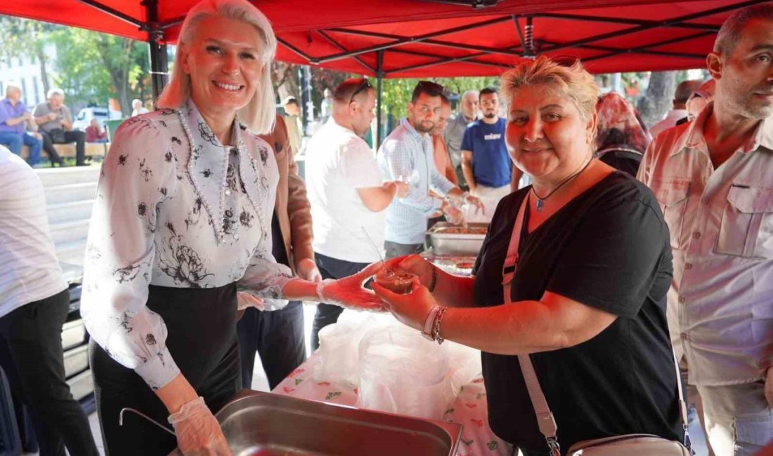 Bilecik Belediye Başkanı Melek Mızrak Subaşı vatandaşlara helva ikram etti.