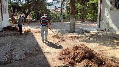 Bilecik’in Bayırköy beldesinde yeni eğitim-öğretim dönemi öncesi okul bahçelerinde temizlik