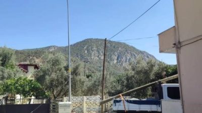 Bilecik’in Bayırköy beldesinde, yürütülen çalışmalar sırasında kırılan telefon direği ve