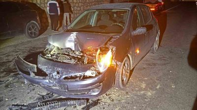 Kastamonu’nun Daday ilçesinde beton mikseri ile çarpışan otomobilin sürücüsü yaralandı.