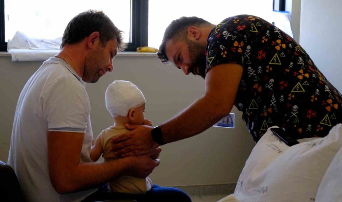 Beyin kanaması geçiren Çınar bebek doktorun hızlı müdahalesiyle şifa buldu Evinde kafa travması geçiren Çınar bebek, Büyük Anadolu Darıca Hastanesi’nde