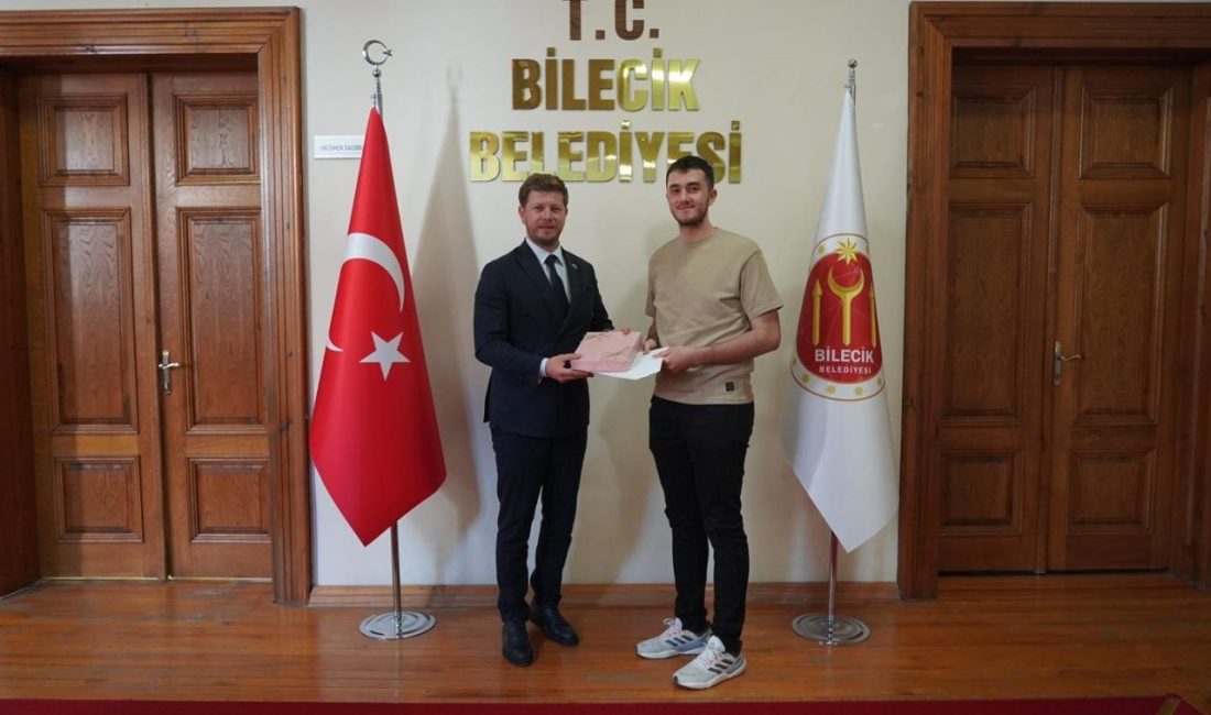 Bilecik’te üniversite sınavında Türkiye 528’incisi olan öğrenci belediyede ağırlandı. Bilecik